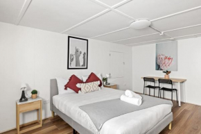 Detached Queen Room - Near Stations & Shops - Shared Bathroom
